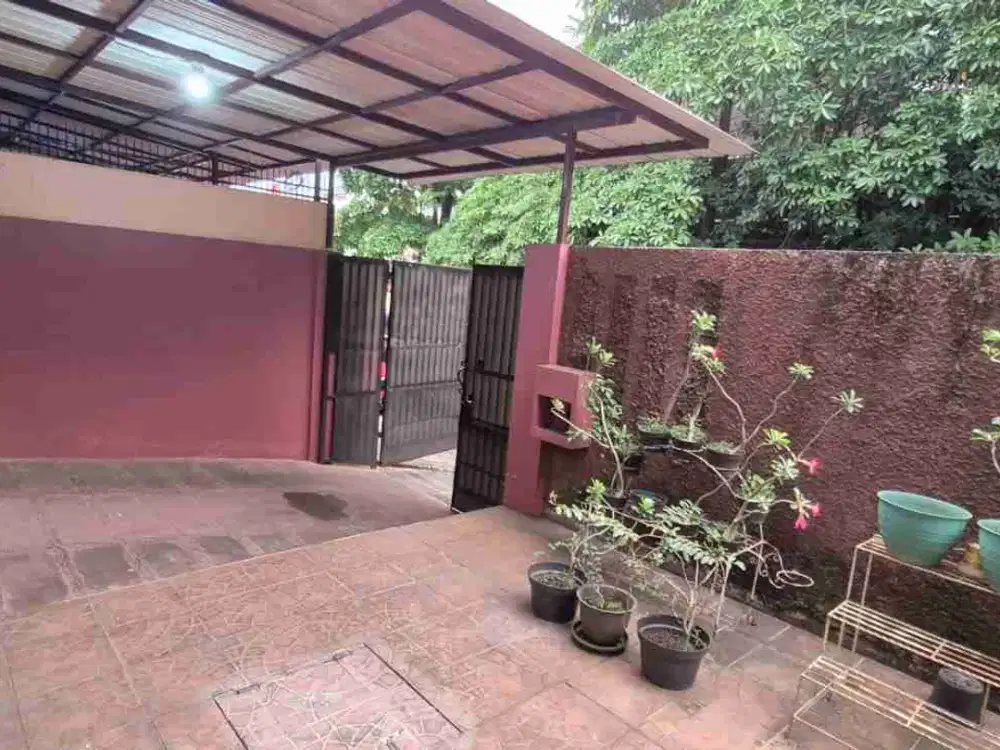 Rumah 2 lantai Permata Buana Jakbar siap huni