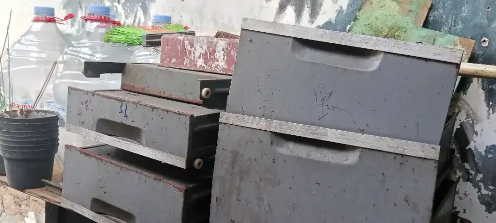 Meja kantor kabinet 7 laci