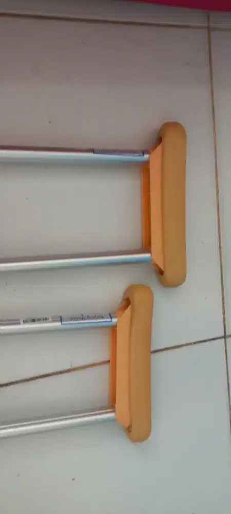 Tongkat ketiak alat bantu jalan