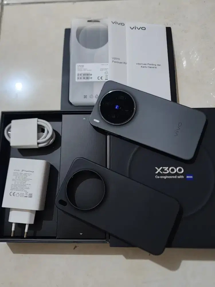Vivo X300 5G 16/512Gb, warna Hitam, kondisi 99,9% Sempurna