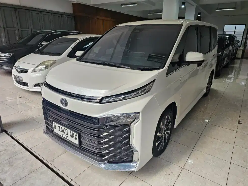 (LOW KM) Toyota voxy 2.0 at 2023 putih met, km 13 rb