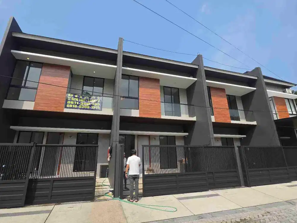 Rumah mungil di kompleks elit lokasi super strategis