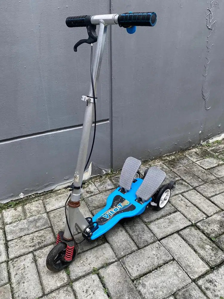 Skuter pedal warna biru
