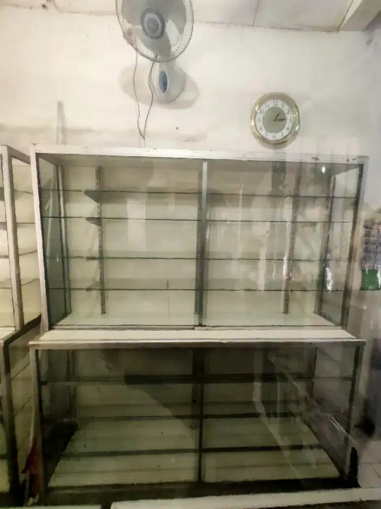 Etalase kaca jualan