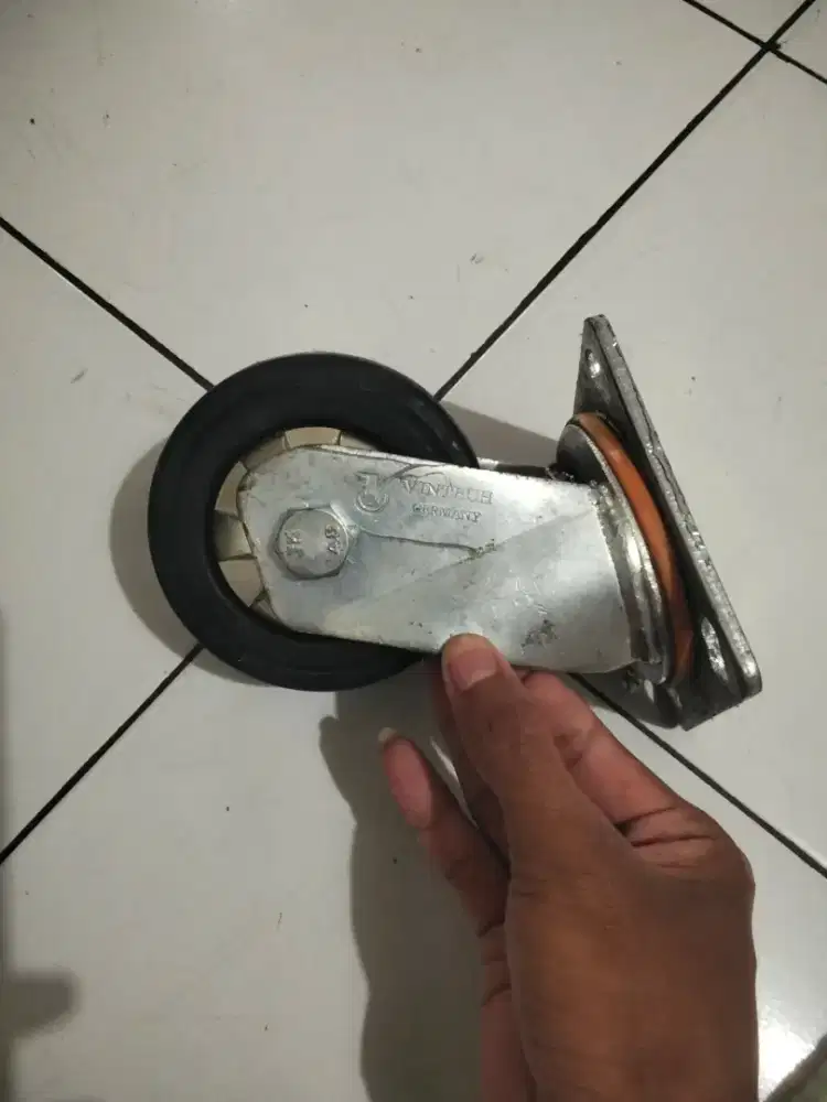 Roda troli masih baru