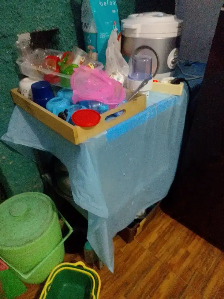 Meja besi kokoh 2 tingkat
