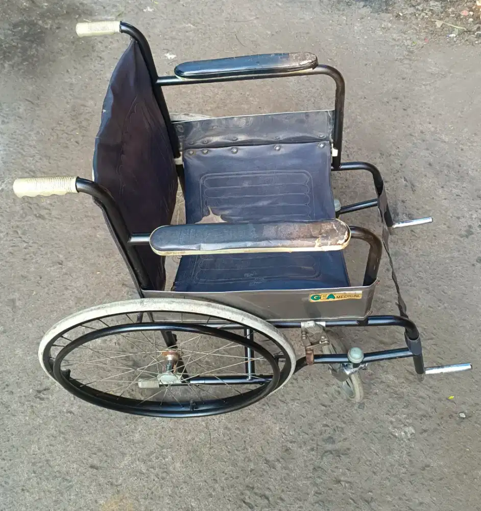 Kursi roda bekas layak pakai