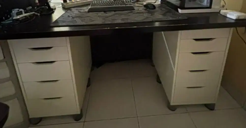Meja kerja dan laci IKEA