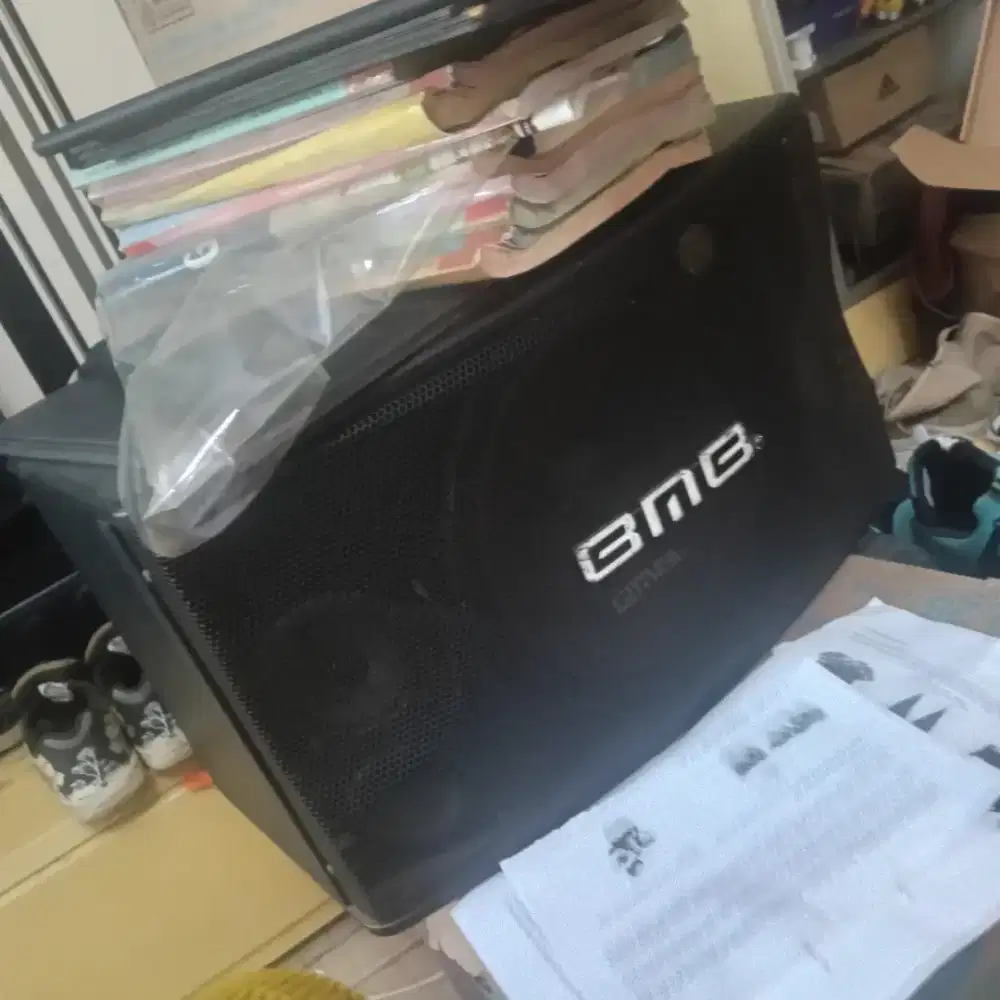 Satu set amplifier dan speaker bmg