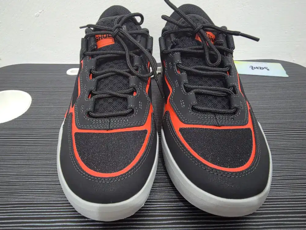 Dijual Sepatu DC Original Size 44.5 
Warna Grey/Gum Mulus