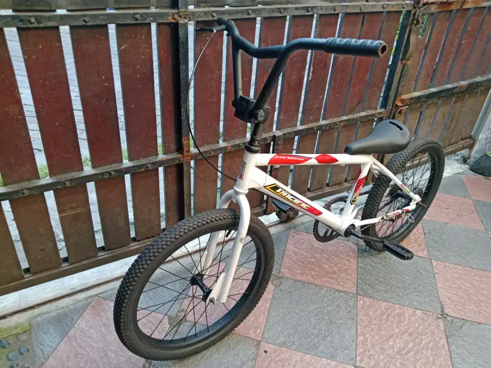 Sepeda bmx warna putih