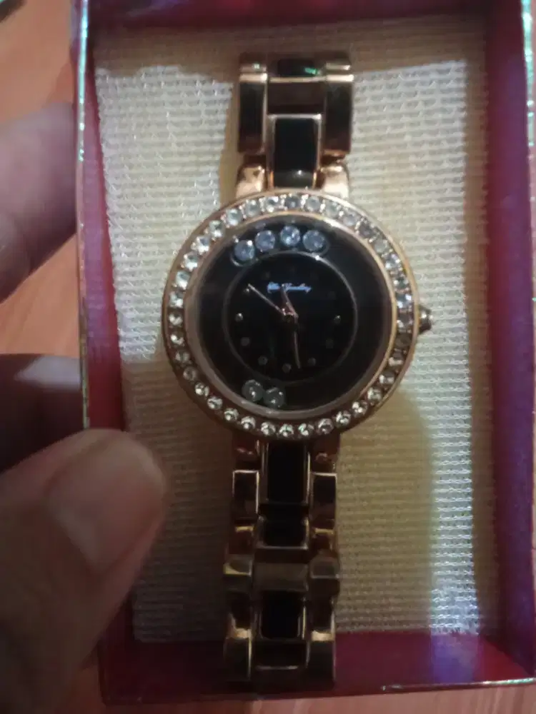 Jam tangan wanita elegan