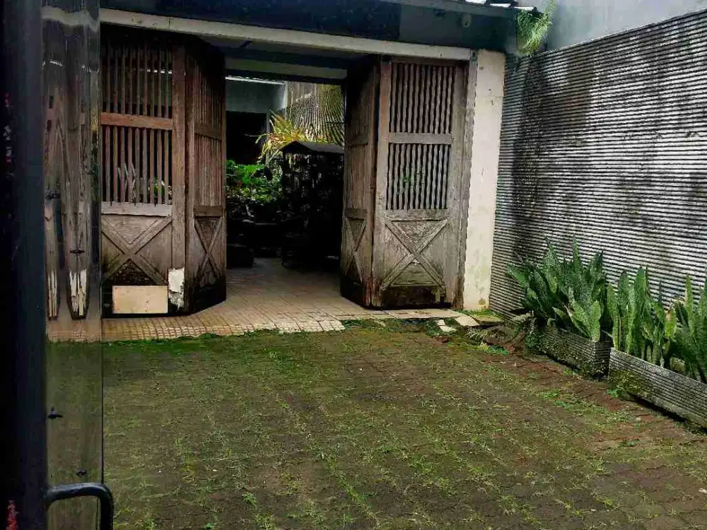 Hunian dengan Halaman yang Luas di Rempoa, Tangsel - SHM