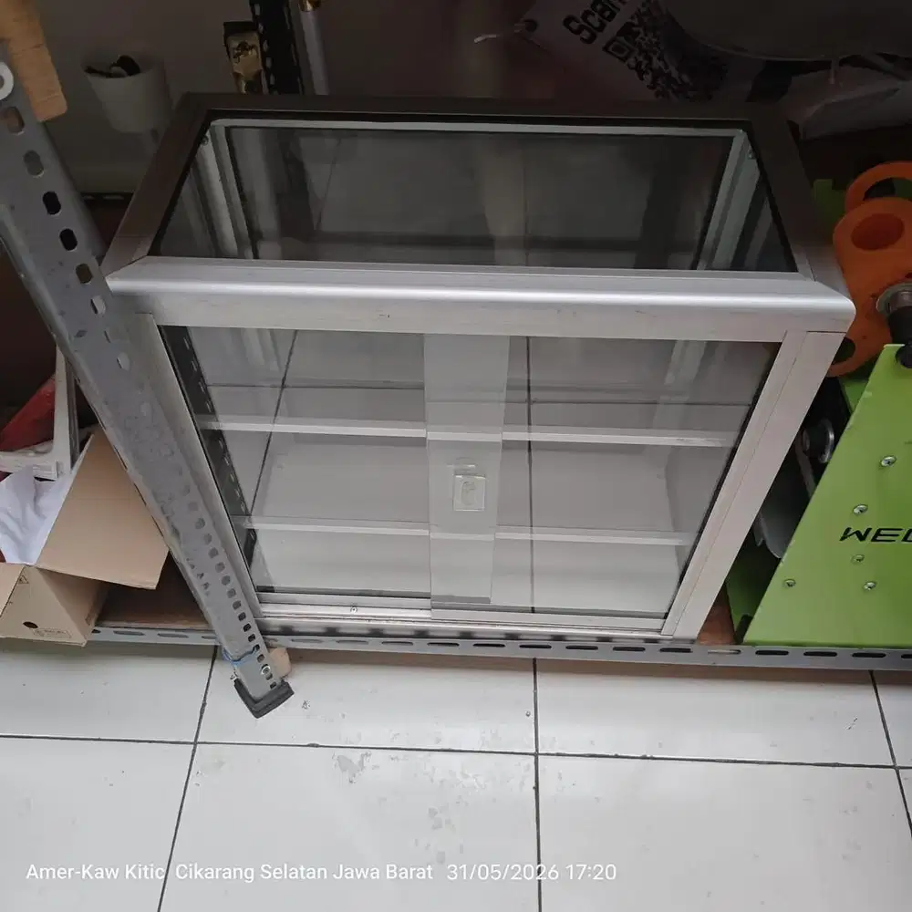 Etalase kaca pintu geser