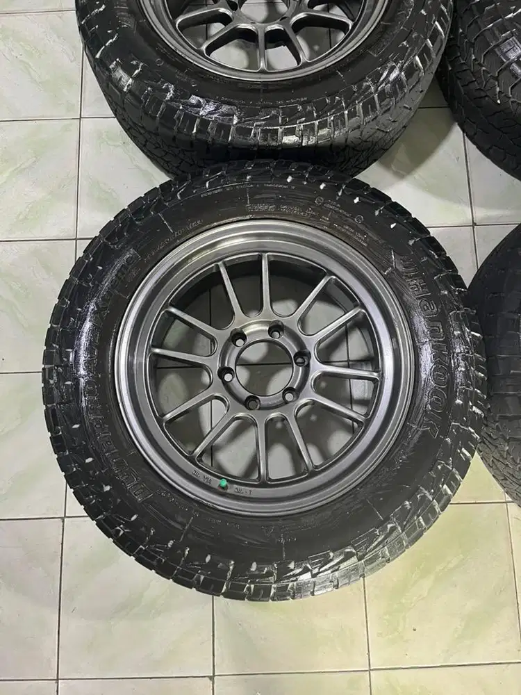 VELG VENOM5 HYPER BLACK R18 LEBAR 9 ET 0 BAN 265/60/18 KONDISI 90%