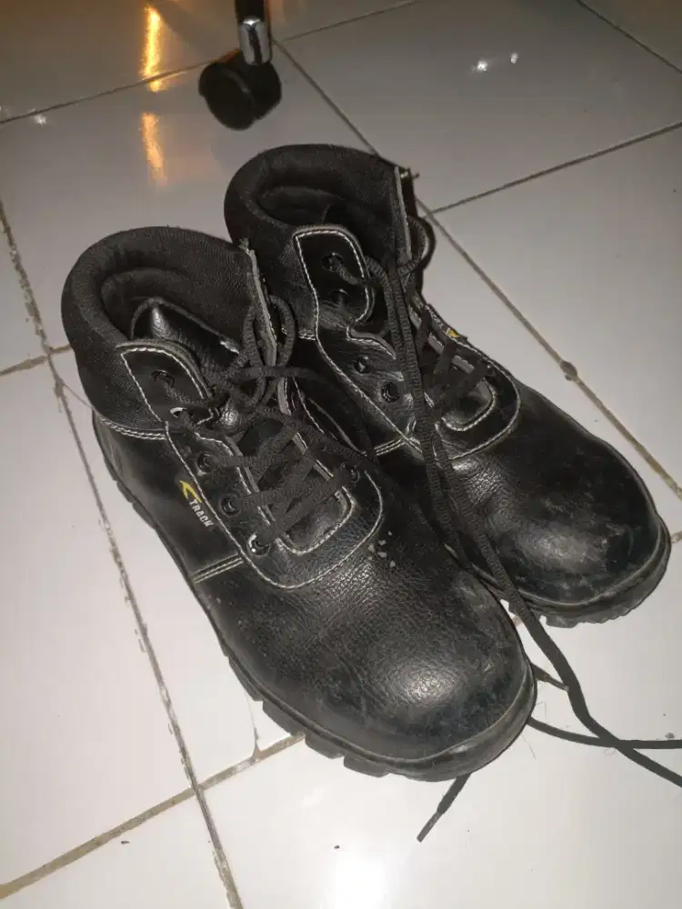Sepatu Safety Treck