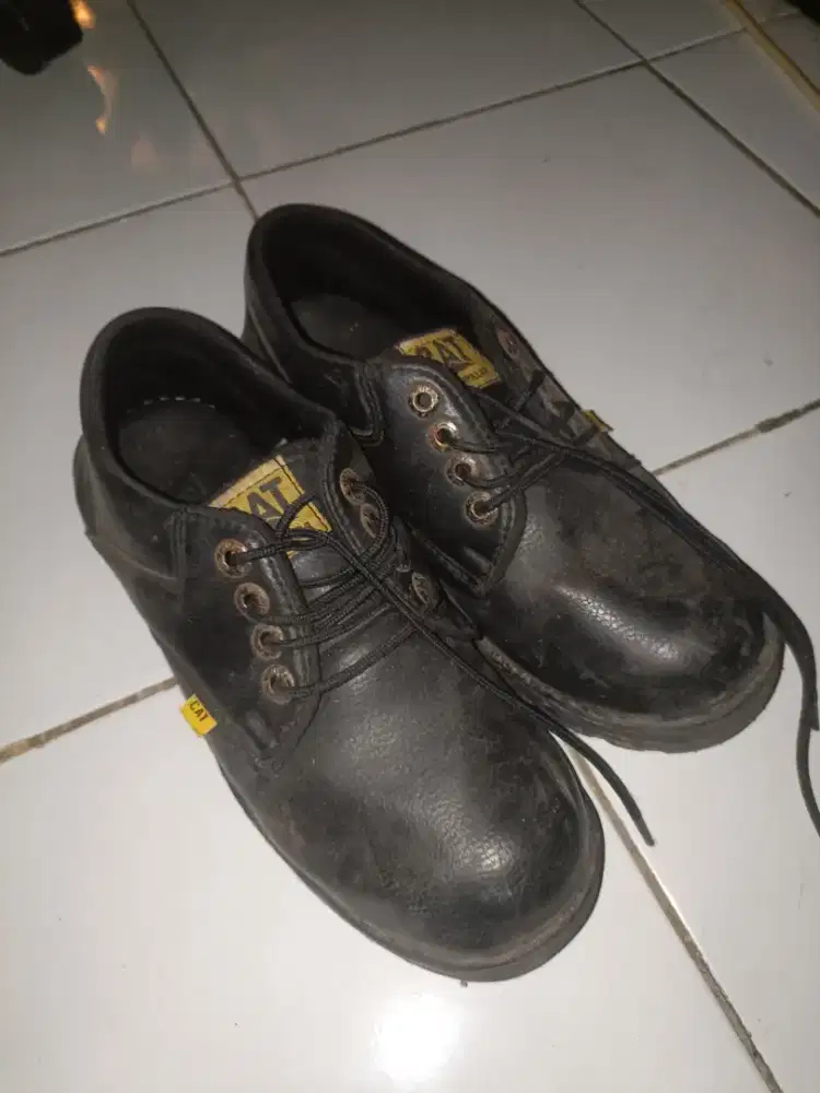 Sepatu safety Cat