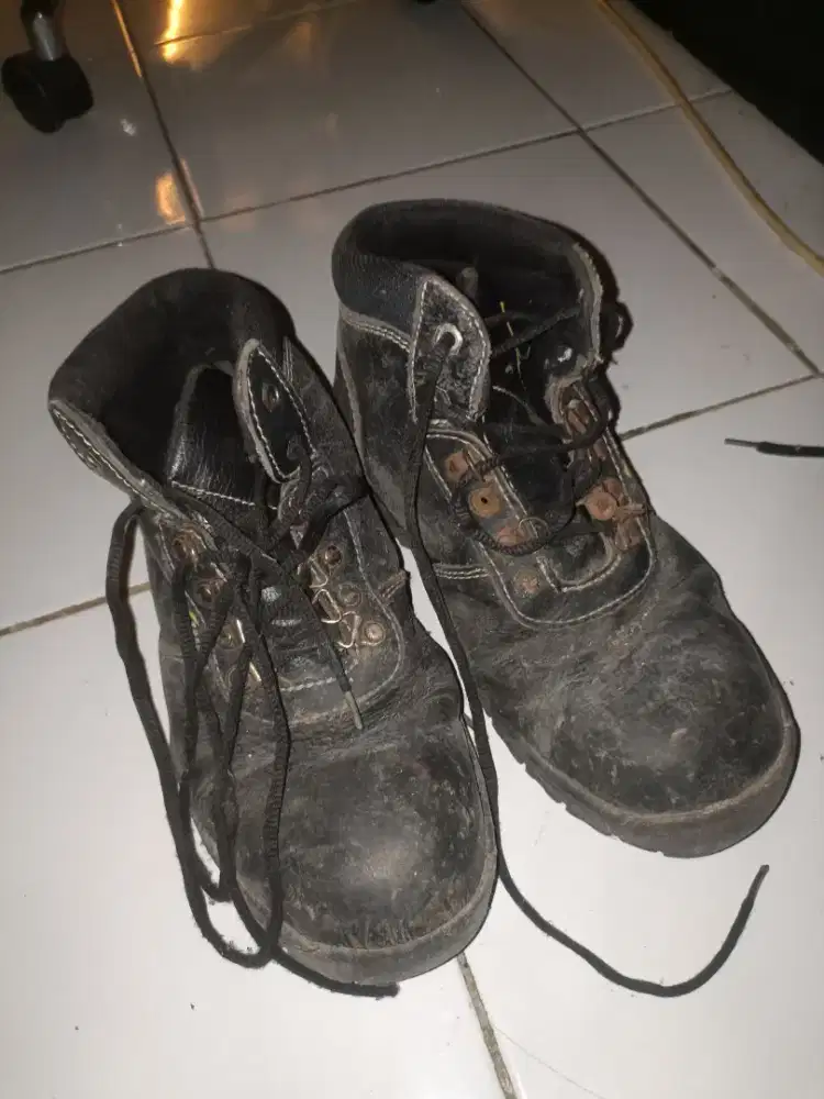 Sepatu Safety Treck bekas