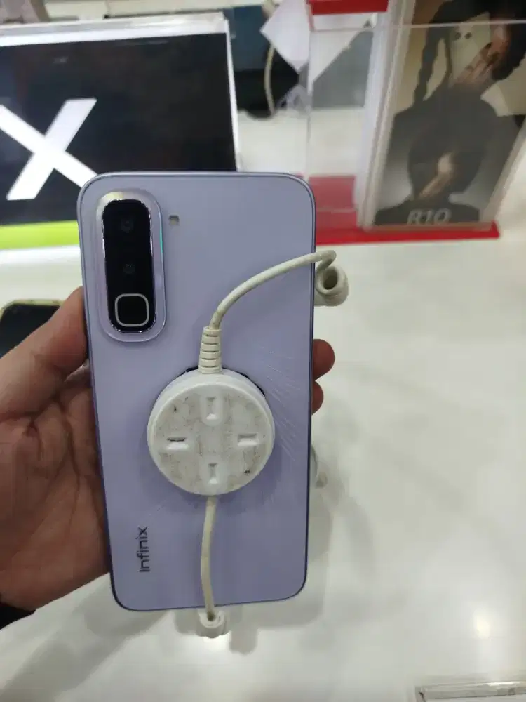 Infinix hot 70 bunga ringan