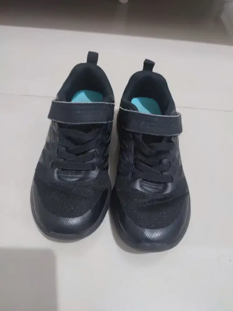 Sepatu Skechers hitam