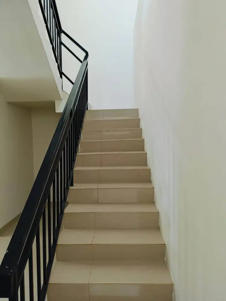 Jual Rumah Baru 2 lantai strategis Nyaman lokasi bsd  dekat tol