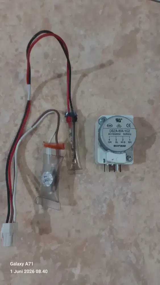 Defros dan timer kulkas 2 pintu Aqua