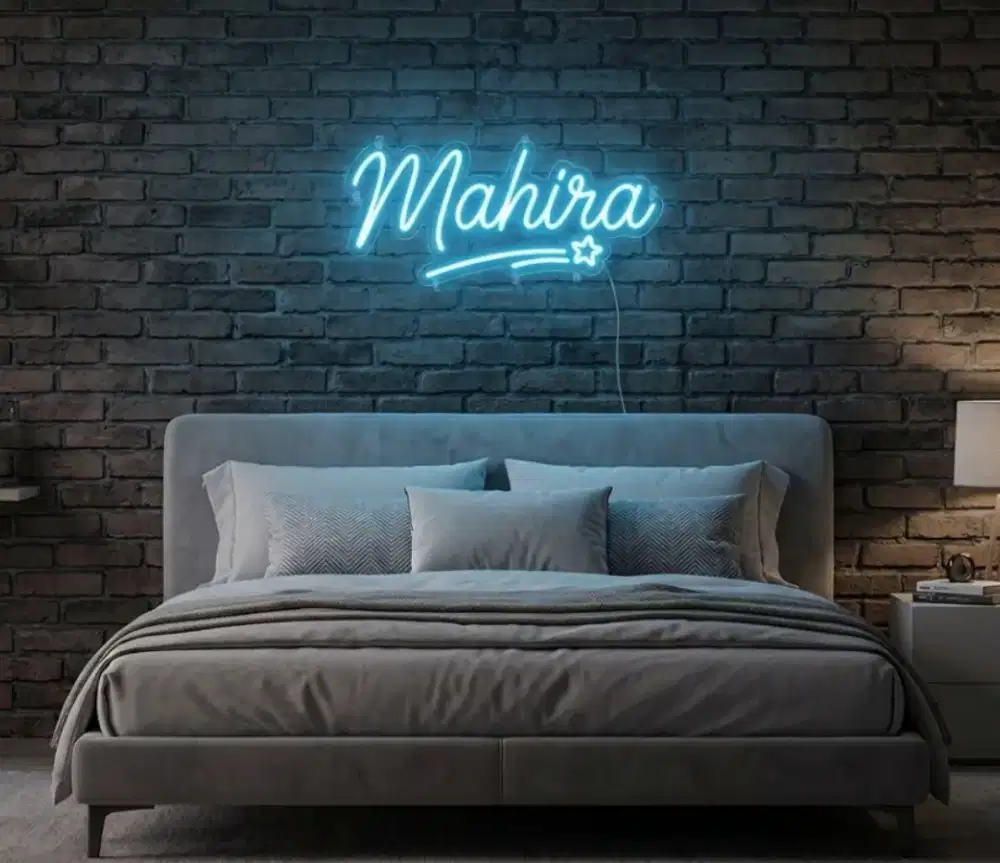 Dekorasi kamar dengan huruf neon nyala, lampu tidur, kaligrafi