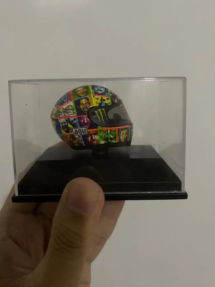 Dijual diecast valention rossi helmet