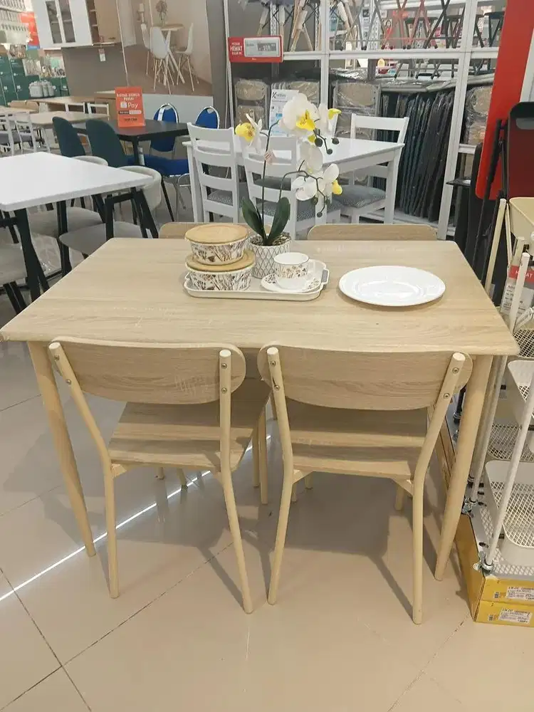 Meja Makan Lamira Set Beige