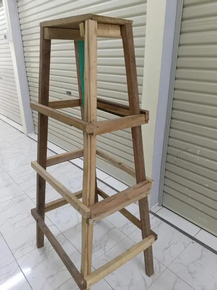 Tangga kayu buatan sendiri
