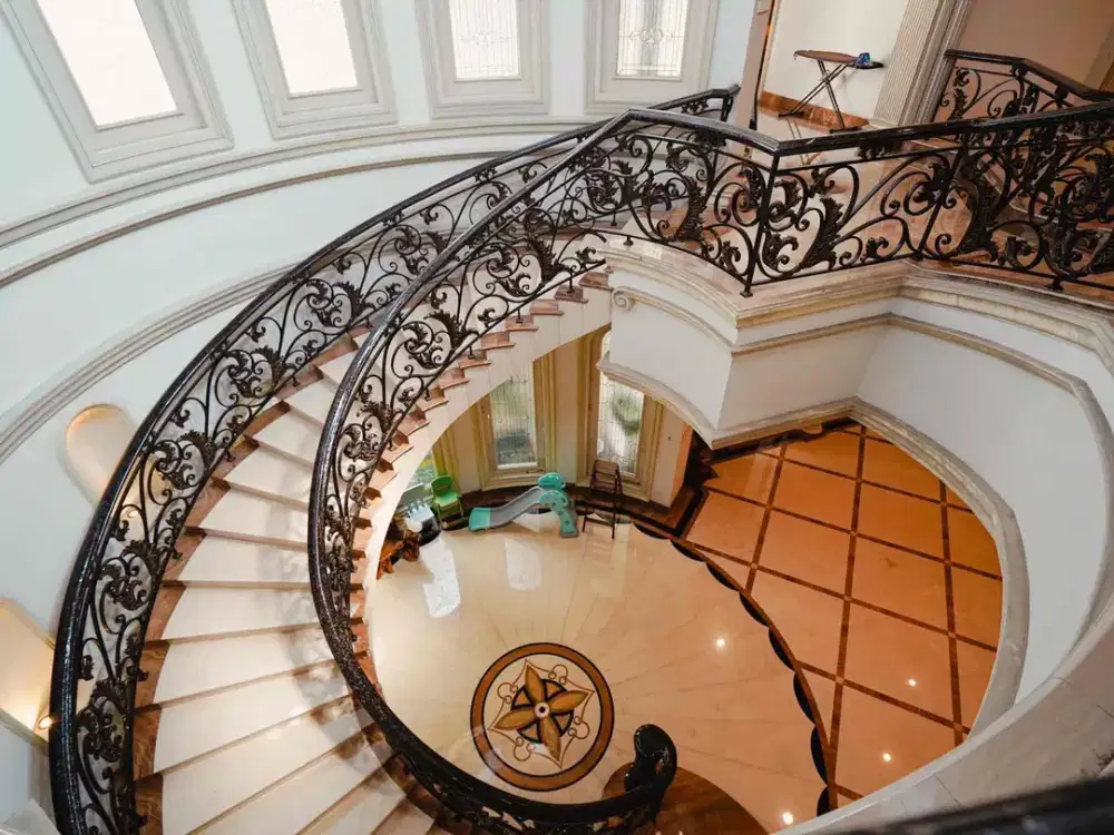 Dijual Classic European House di Taman Resort Mediterania, PIK.
