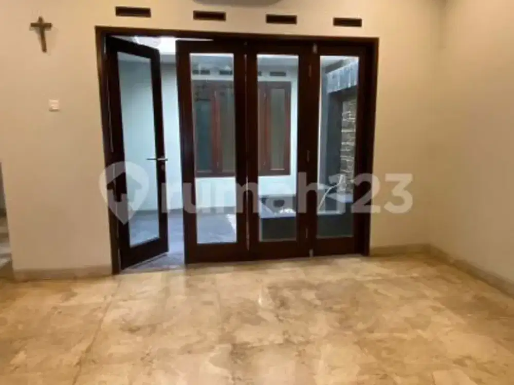 Rumah Elegan Di Singgasana Pradana, Semi Furnished Kota Bandung