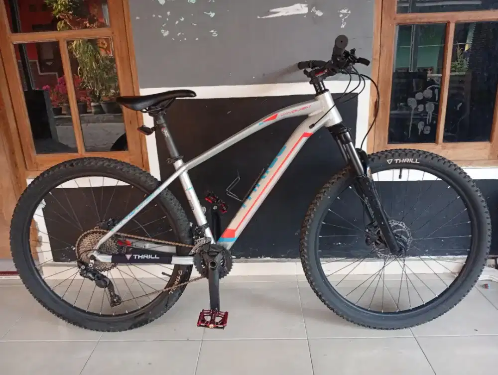 TRIIL VANQUIST ELITE LIKE NEW