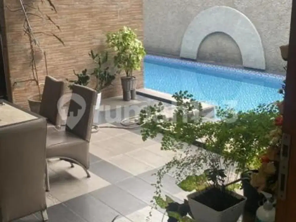 Rumah Ada Kolam Renang, Luas di Singgasana Pradana Kota Bandung