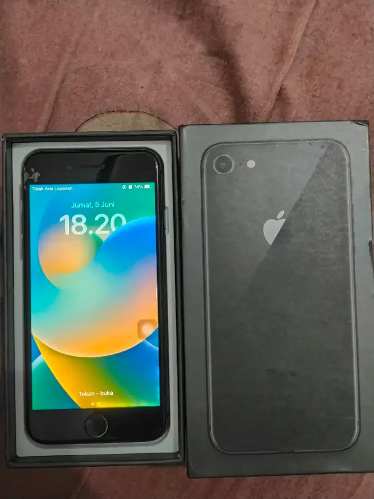 iPhone 8 ram 64 inter