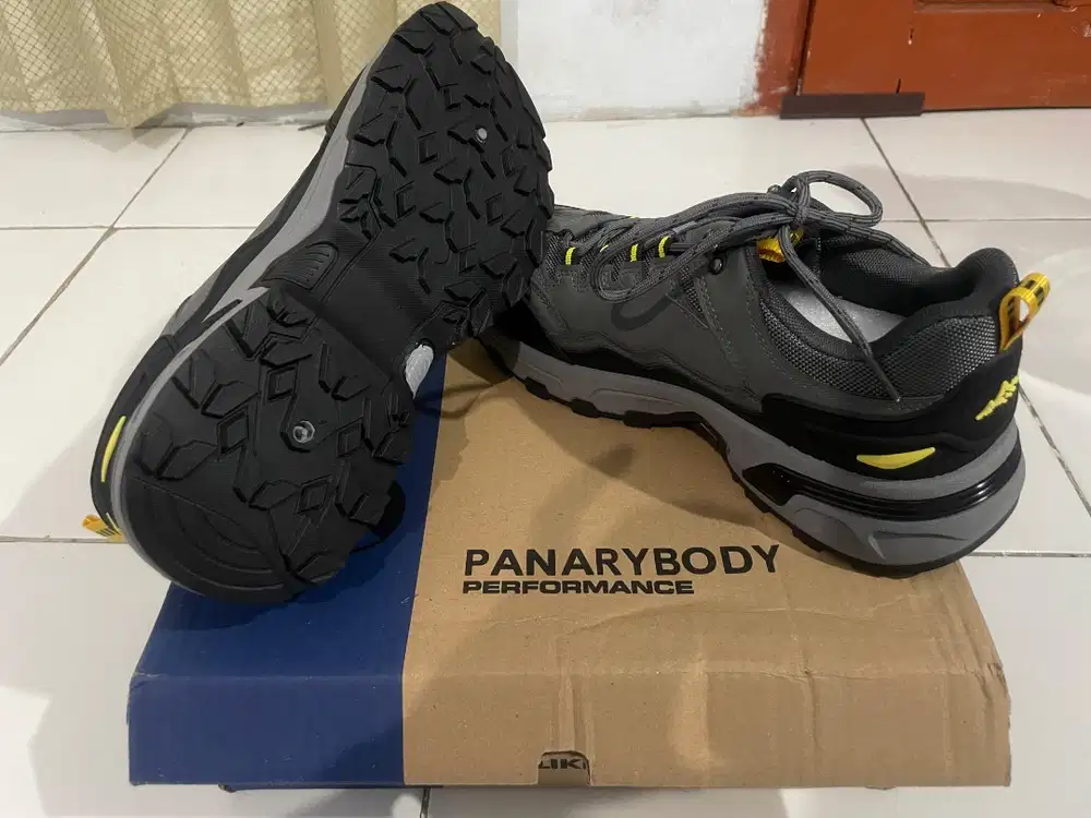 Sepatu sneaker cowok for hiking