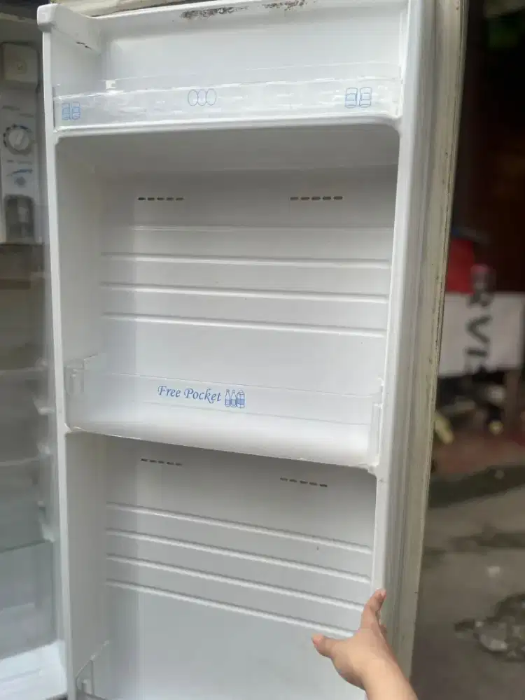 jual kulkas Aqua masih dingin banget