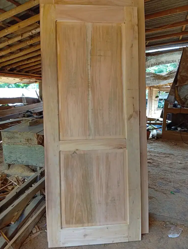 Pintu kayu mahoni