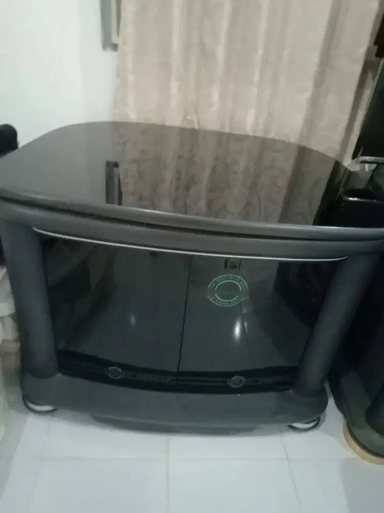 Meja tv kaca serbaguna