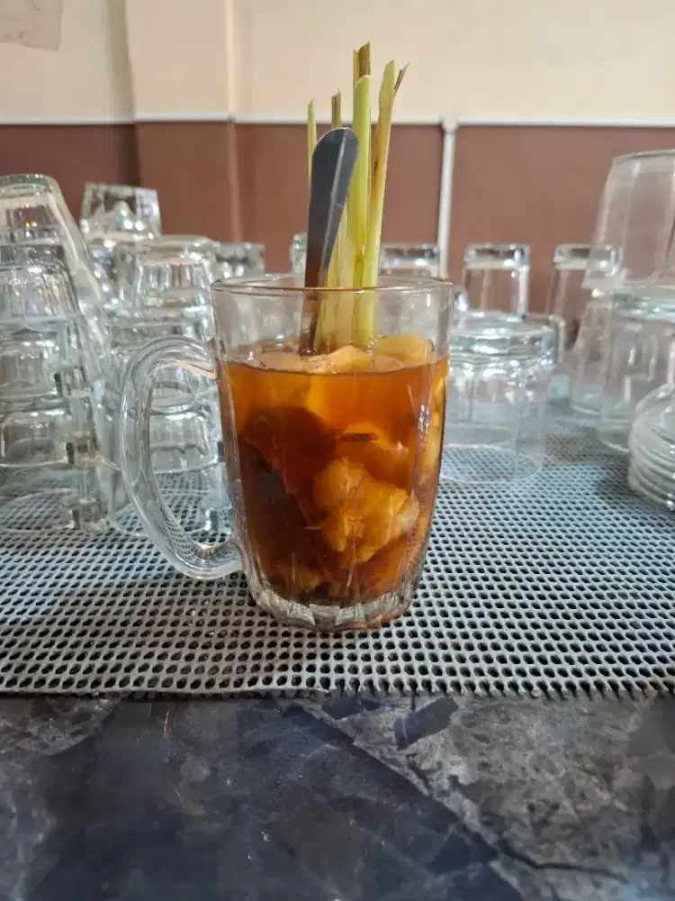 waitress warung kopi