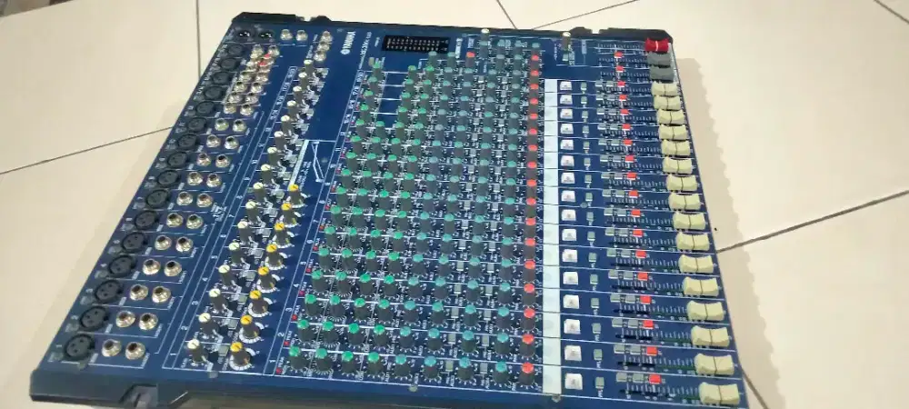 mixser Yamaha mg 206c