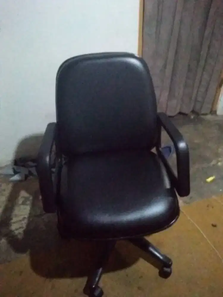 Kursi kantor barang rekondisi