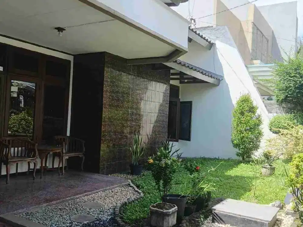 Dijual Segera Rumah Dharmahusada Indah dengan Furnishnya