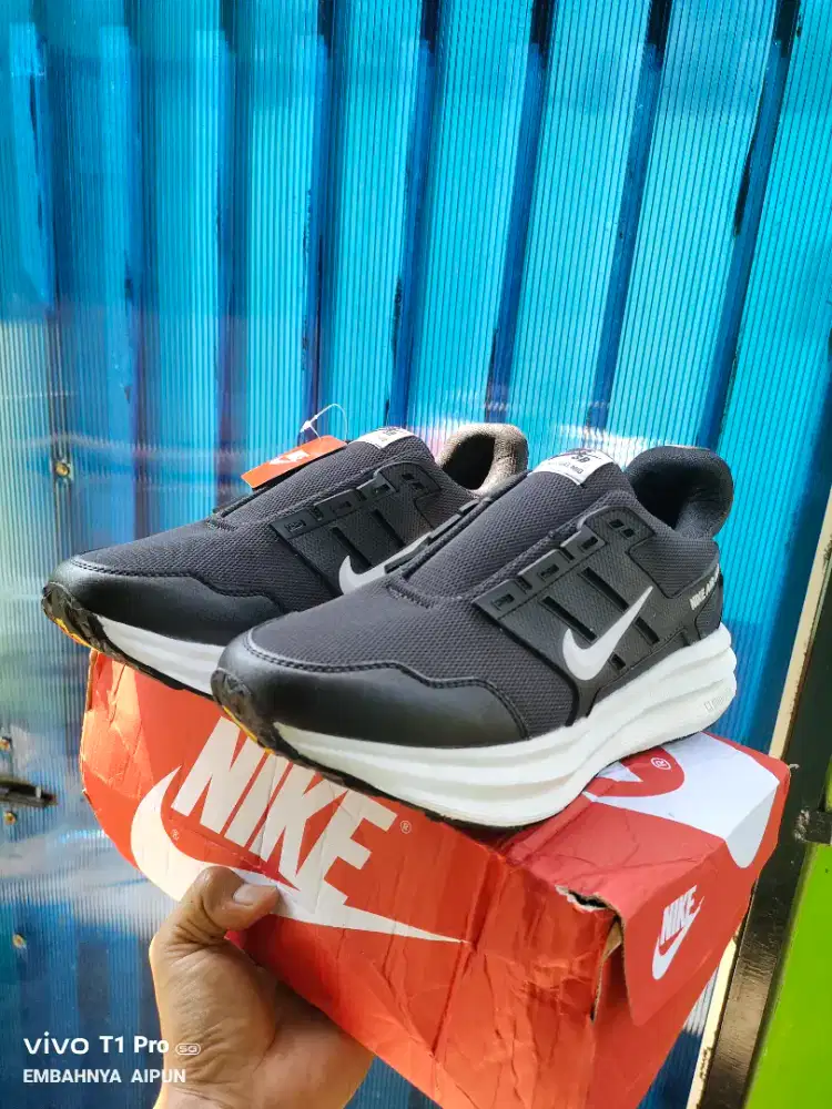 Sepatu olahraga lari running