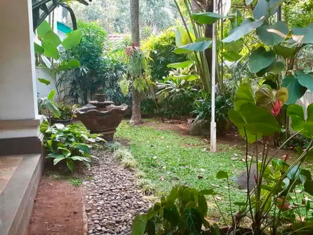 Rumah Besar Puspita Loka BSD Hadap Taman – Luas 300m2 Siap Huni