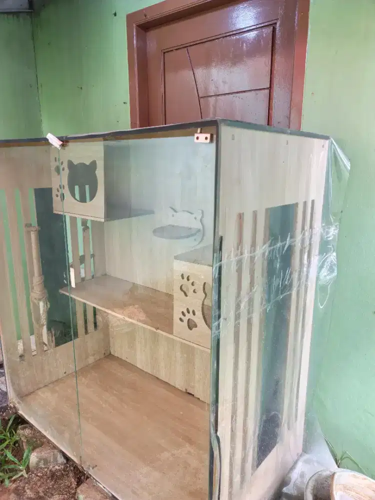 Kandang Kucing Kaca, kondisi bagus,Alas Roda