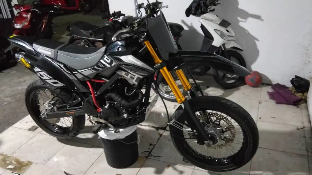 DIJUAL CEPAT, MOTOR D-TRACKER 2023. SURAT-SURAT LENGKAP