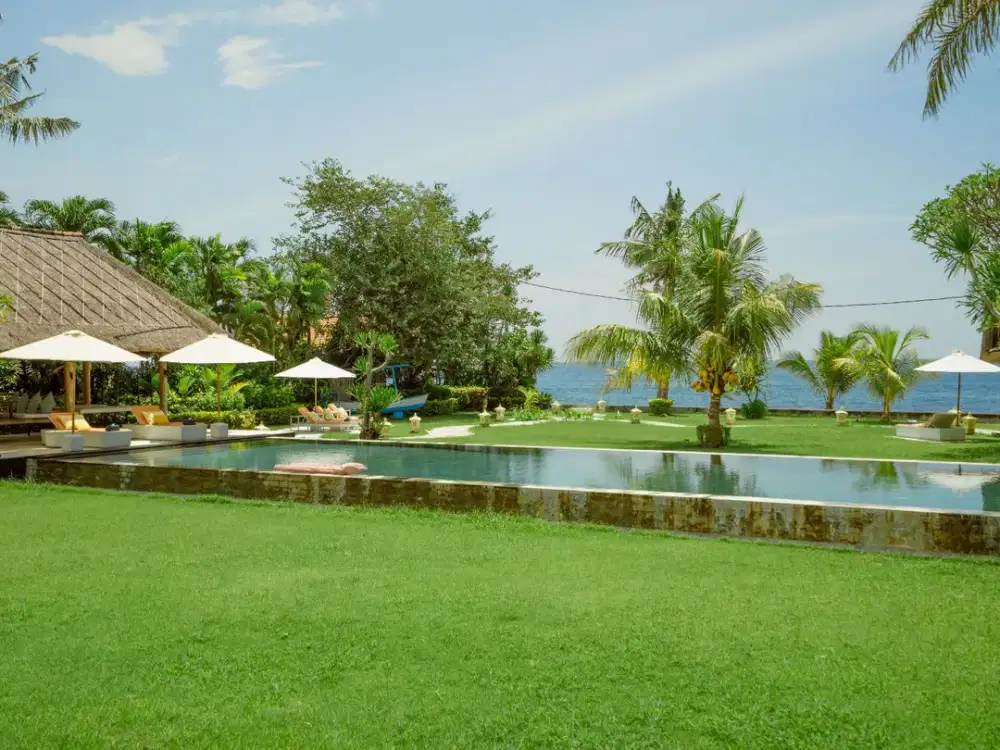LUXURY BEACHFRONT PRIVATE VILLA AT SERIRIT BULELENG