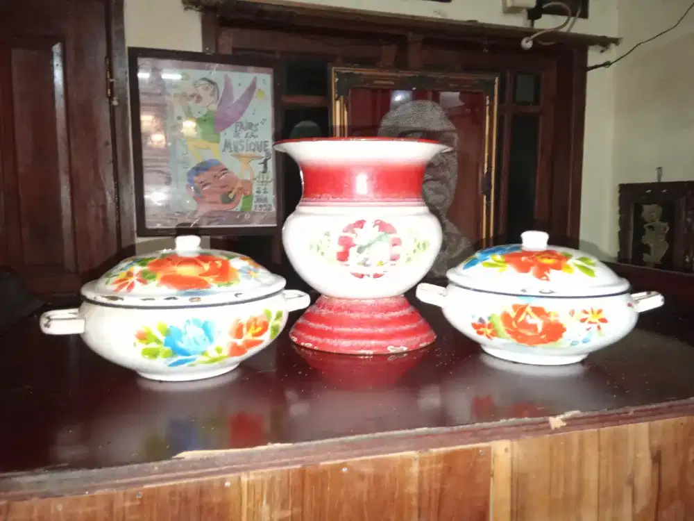 Enamel Vintage Tradisional China ( Spittoon Chamber Pot ) + Rantang