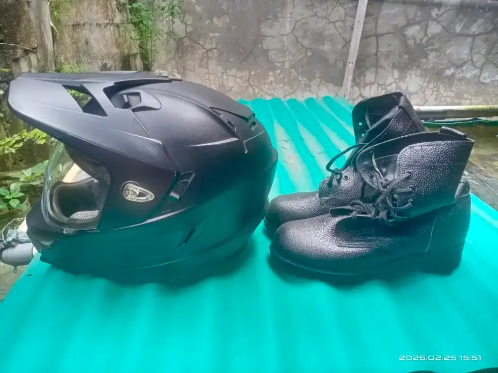 Jual sat set helm Mds bekas & sepatu PDL baru no 42